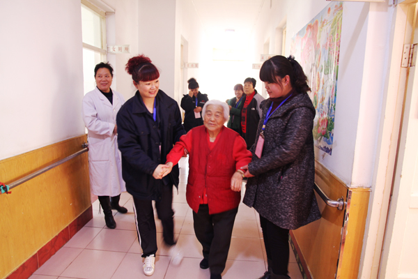 老人的笑容，我們的快樂——公司青年志愿者走進敬老院活動側(cè)記.jpg